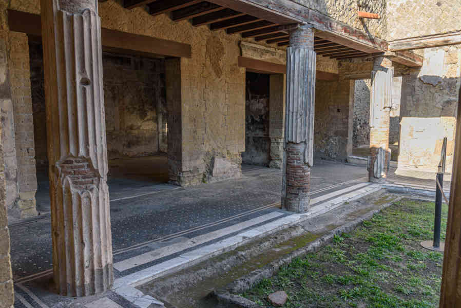 223 - Italia - Herculano - parque arqueológico de Herculano - Casa del Salón Negro.jpg